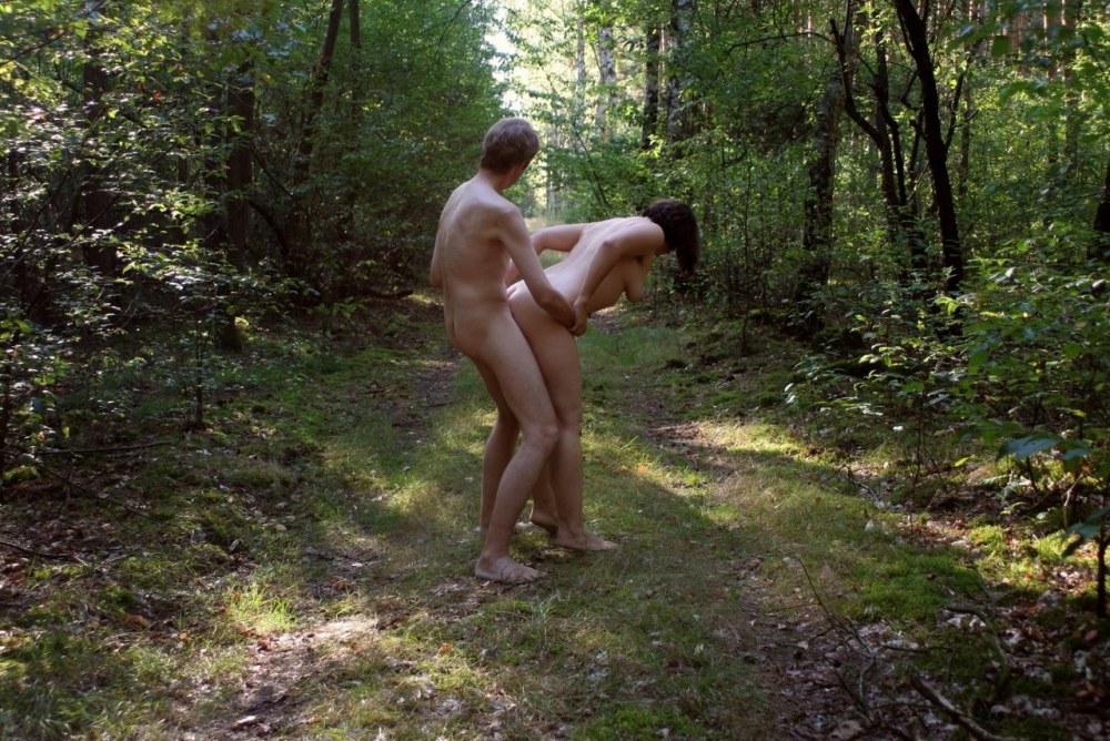 Baise dans la nature avec des gros seins