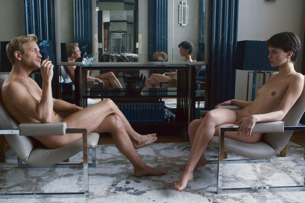 Beaucoup de pop féminine nue