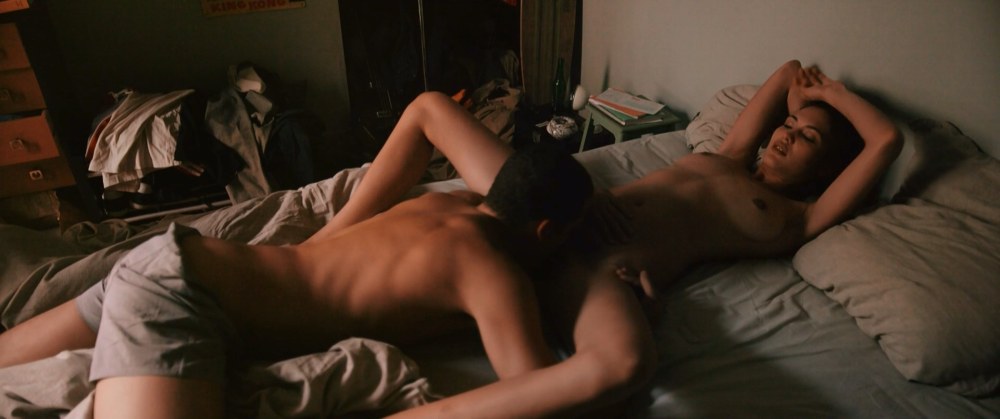 Femme et petite amie nue privée