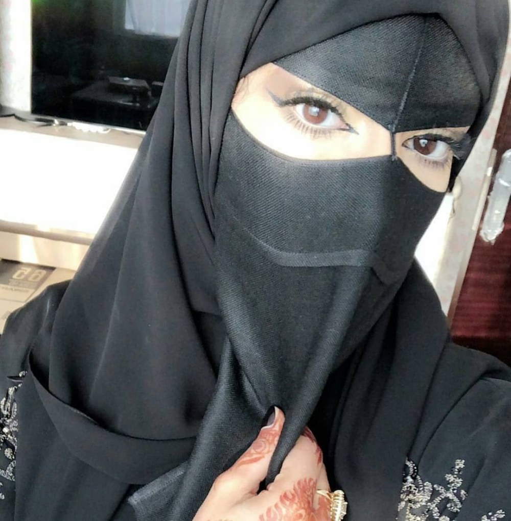 Aaliyah Hadid dans un hijab nu