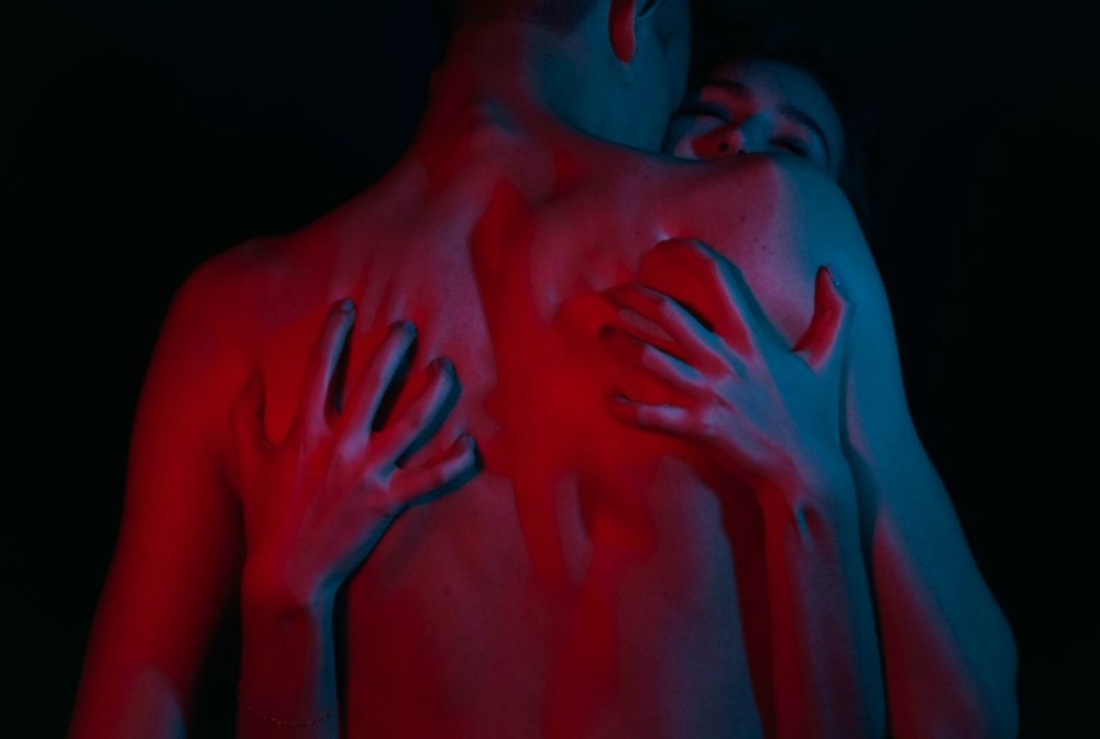 Le couple est étreint pour la publicité sociale