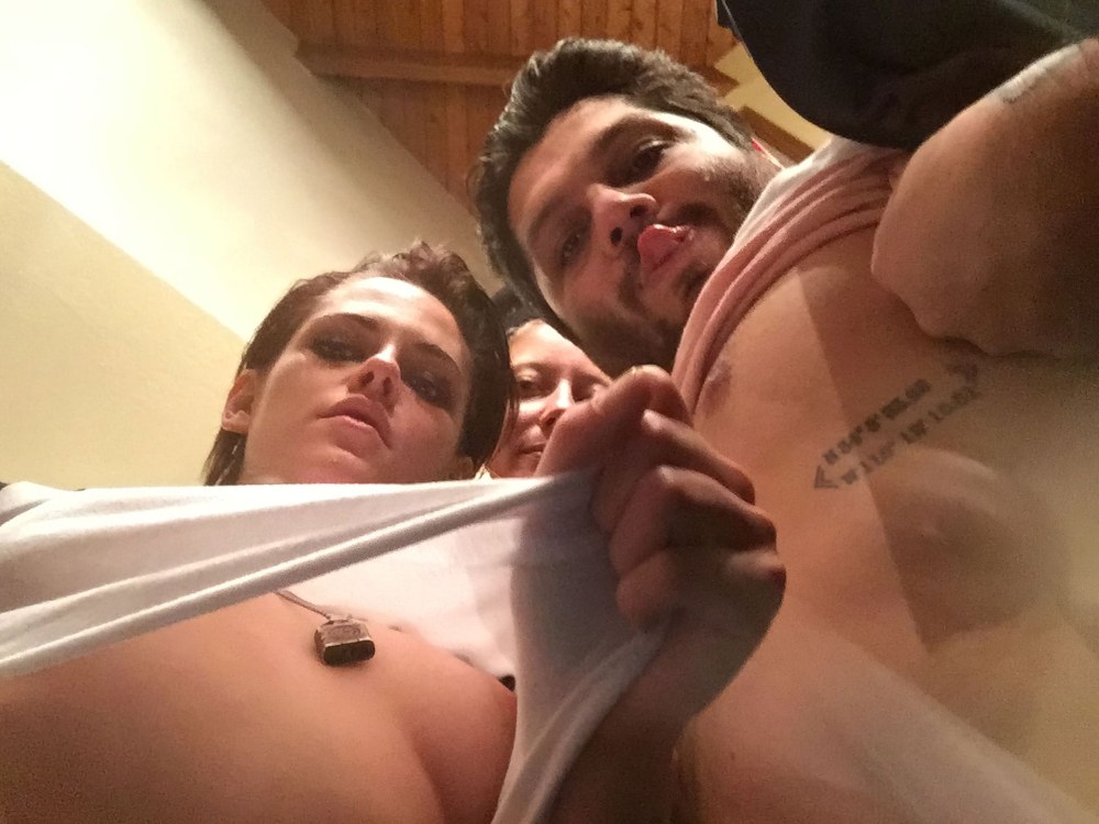 Baise dans la salle de bain devant le miroir