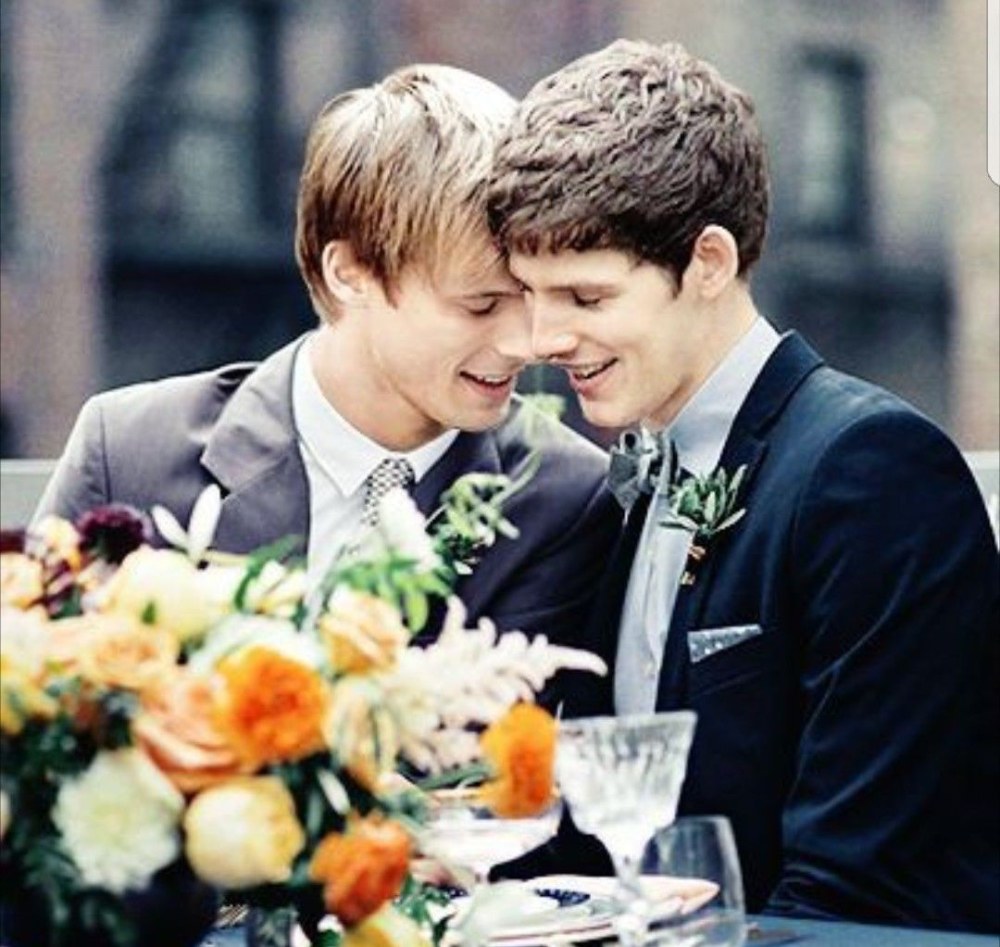 Beau couple gay étreint
