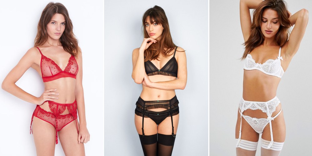 Les femmes posent au lit