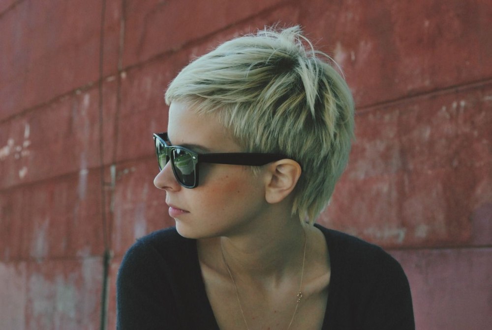 Coupes de cheveux courtes pour les femmes avec des lunettes
