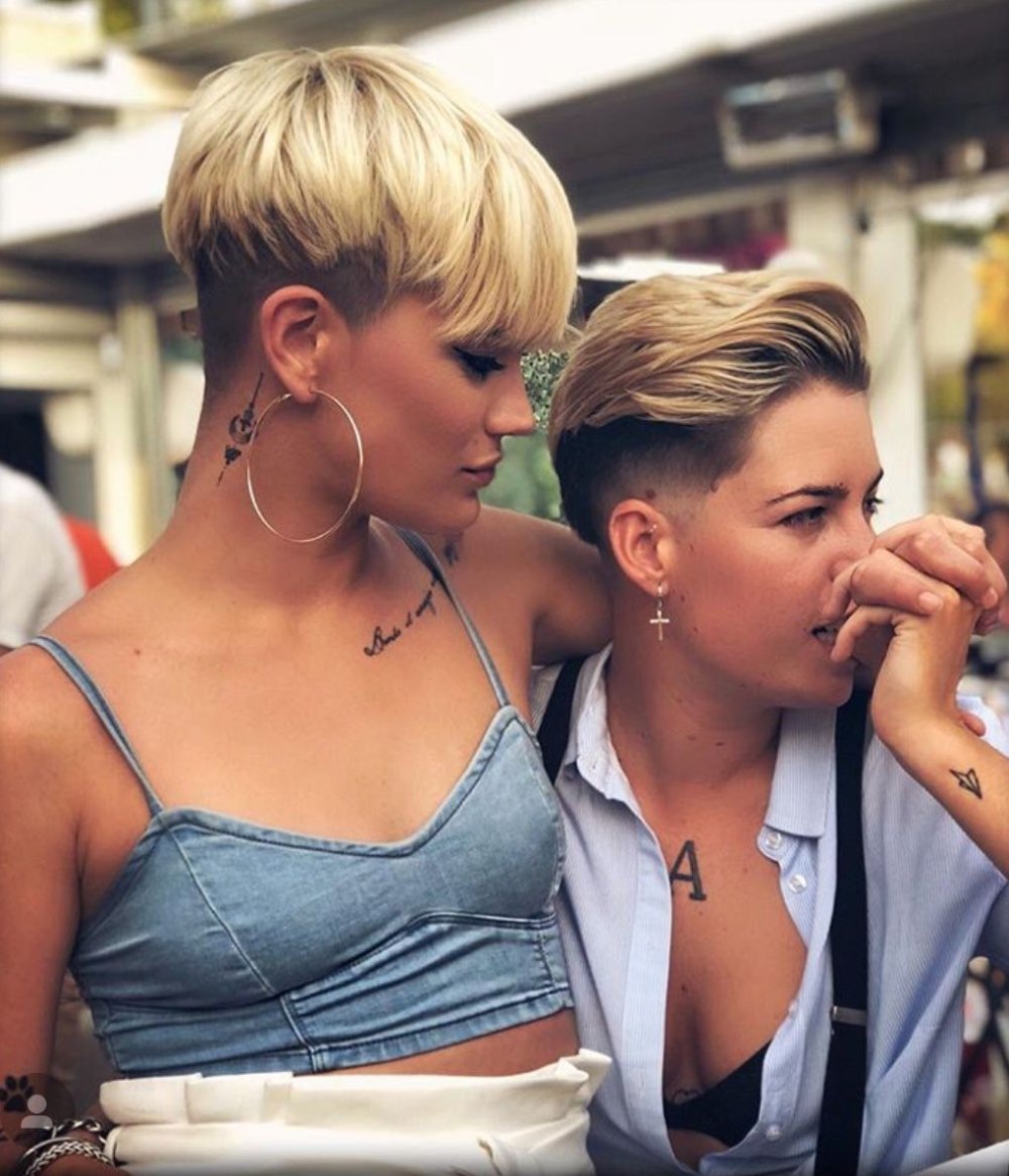 Deux filles avec des coupes de cheveux courtes