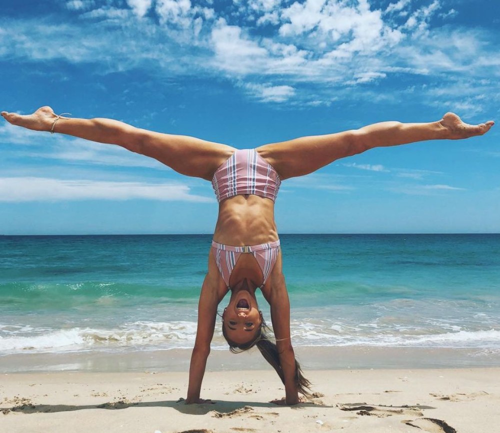 Gymnastes sur la plage chauds