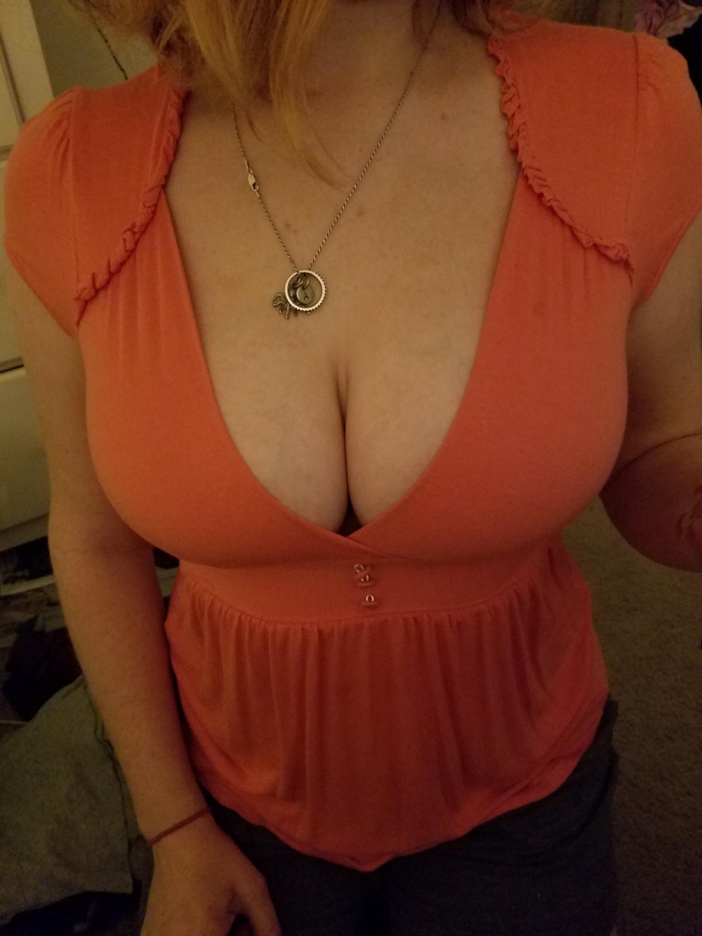 Grands seins naturels de MILF