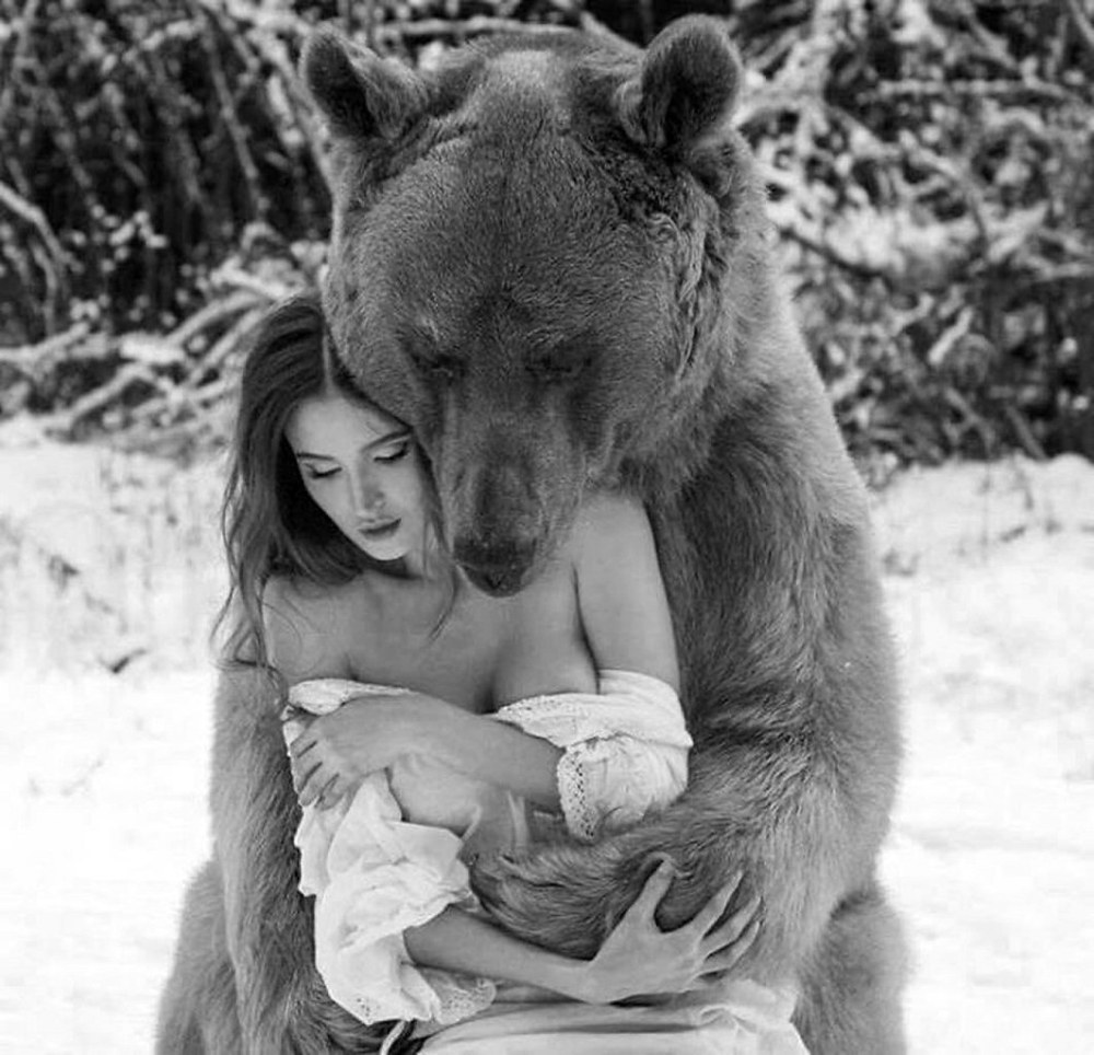 Fille sur un poteau
