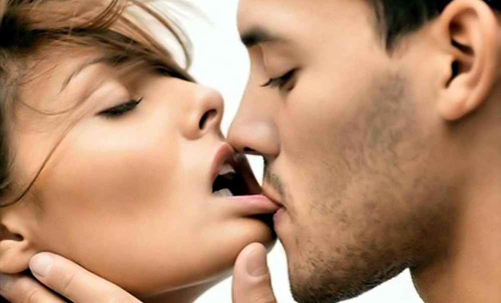 Baiser passionné avec la langue