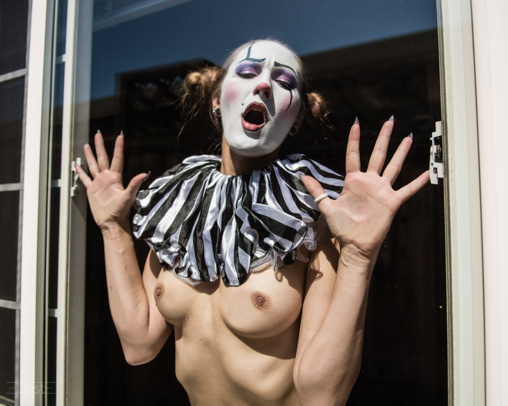 Clowness nu dans la rue