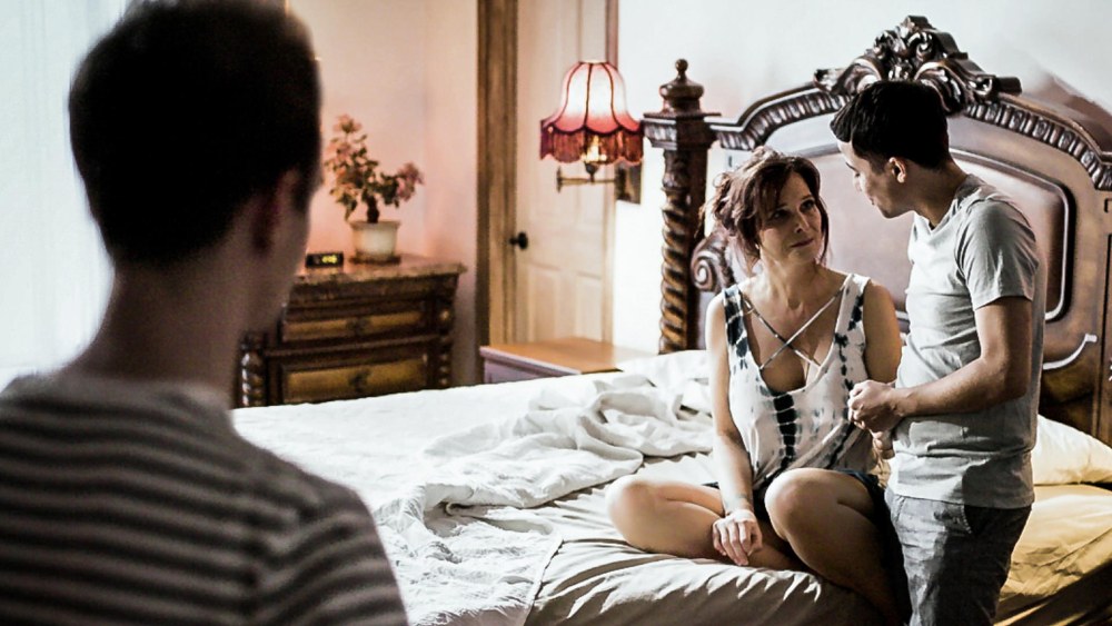 Sperme dans la chatte d'une jeune blonde