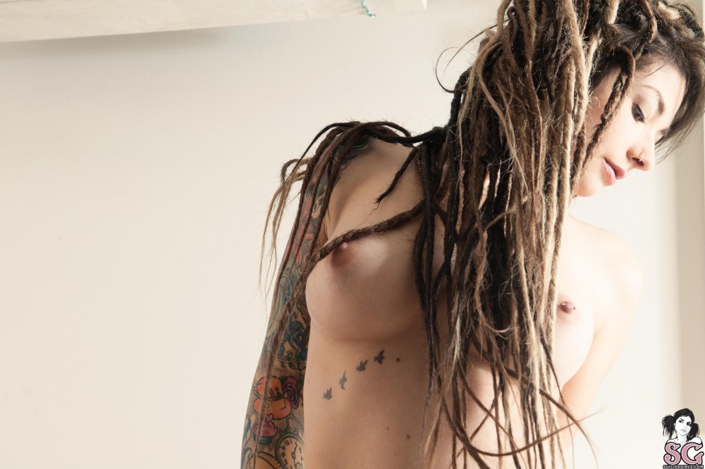 Femme nue avec dreadlocks