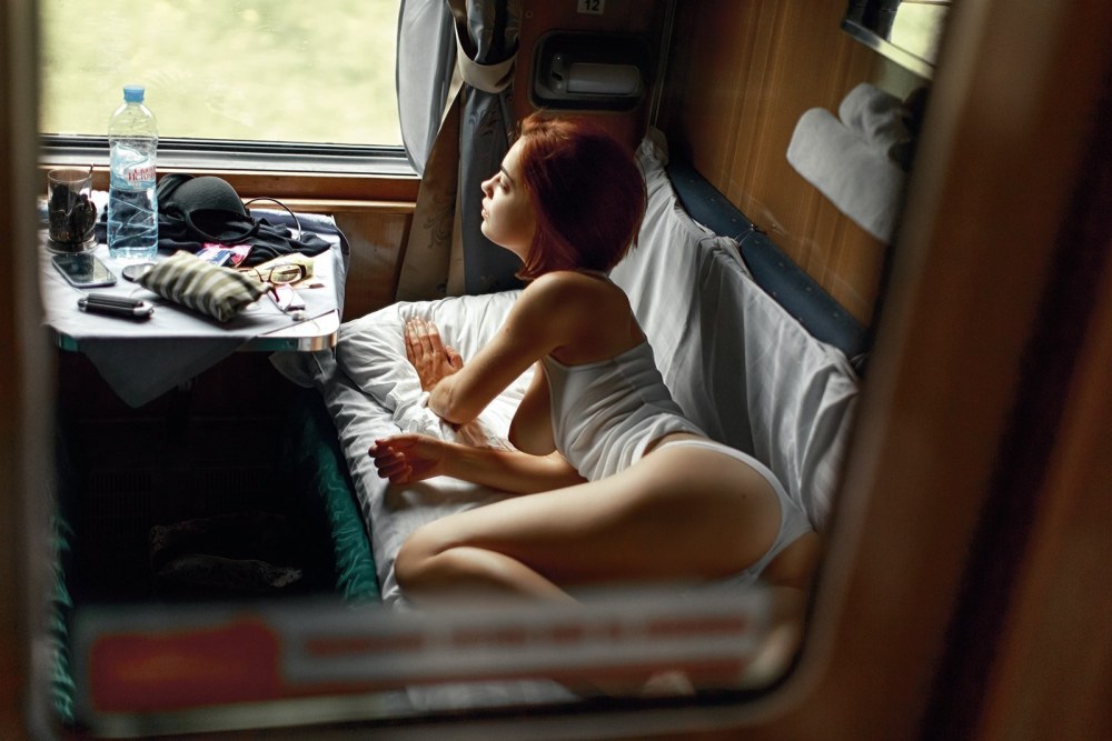 Les filles nues baisent dans le train