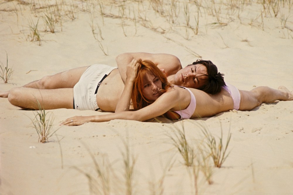 Natalie Delon et Alain Delon sur la plage