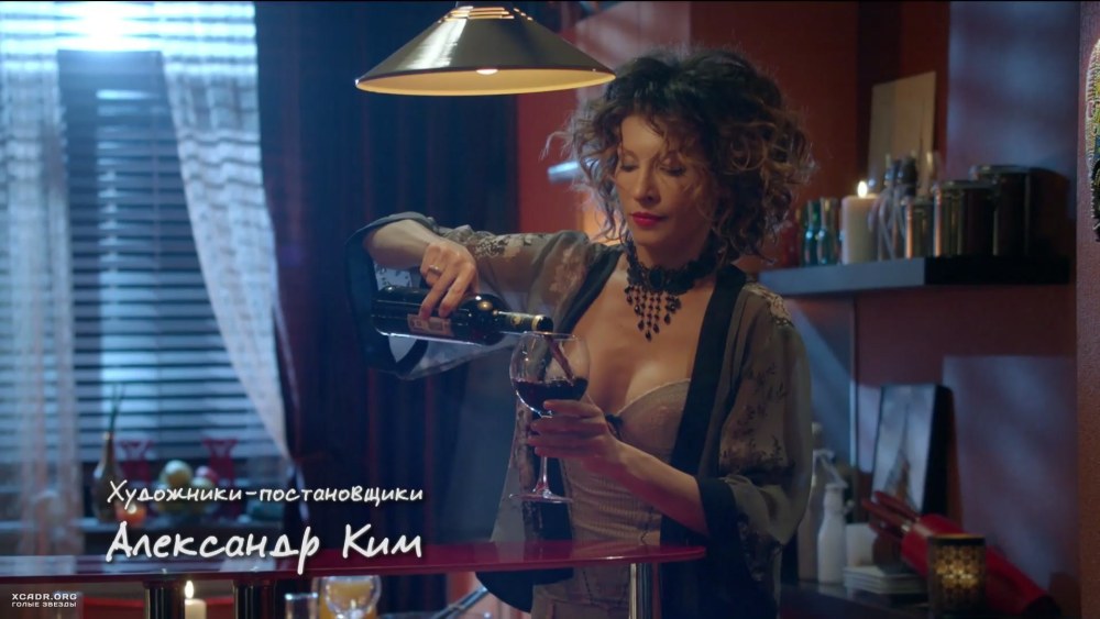 Elena Podkaminskaya dans la cuisine en linge