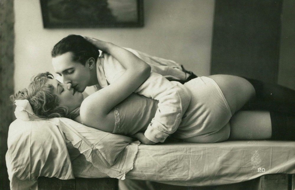 Homme et femme au lit