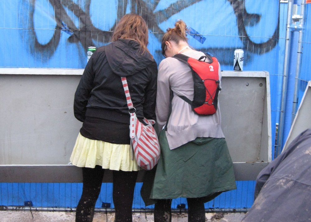 Pisser mature derrière l'extérieur