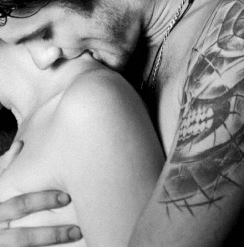 Un baiser d'une poitrine féminine
