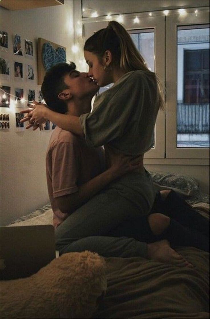 Un joli baiser d'adolescents