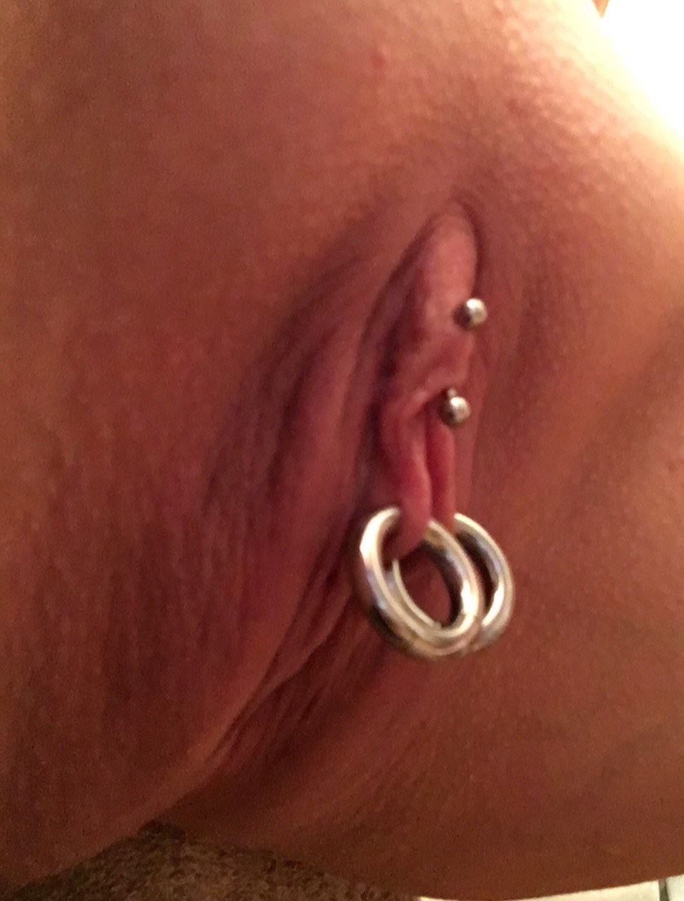 Piercing intime en mature