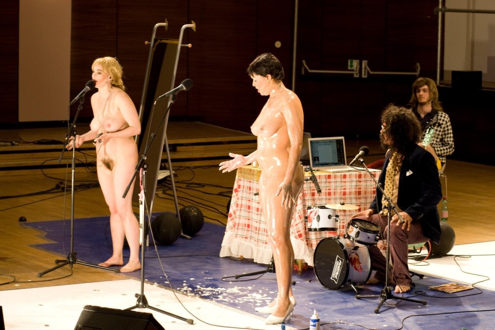 Strip-tease sur la scène du théâtre