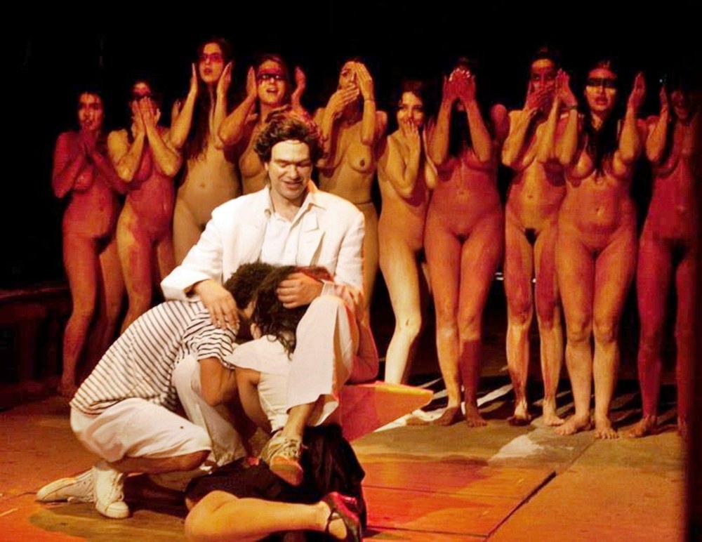 Playage de théâtre nu "Bacchang"