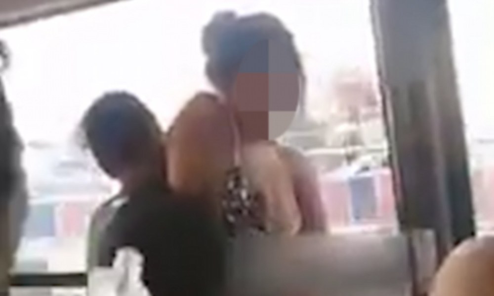 Par Force une fille dans un bus