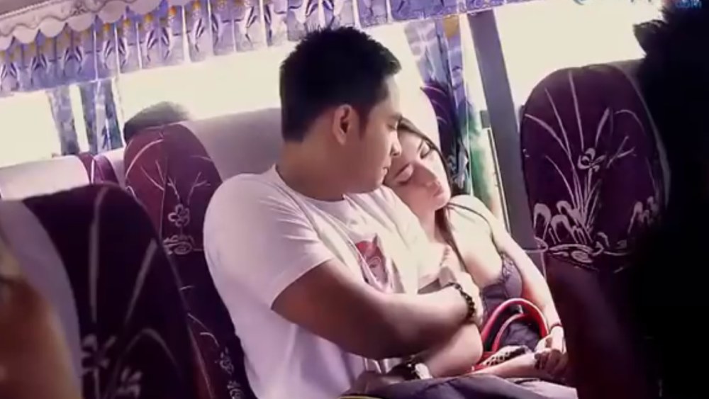 Toucher dans le bus