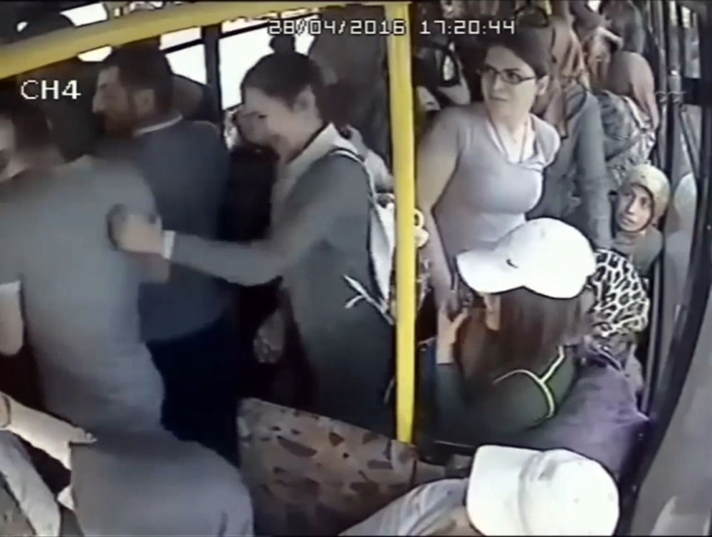 A montré un membre de la fille dans le bus