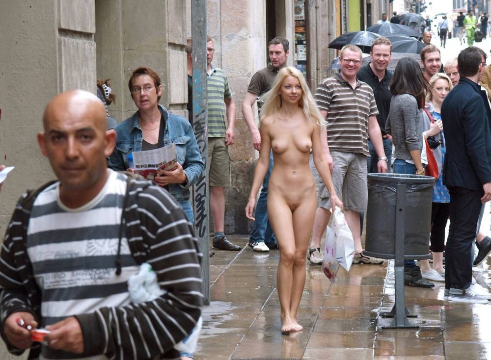 Baise de groupe en public