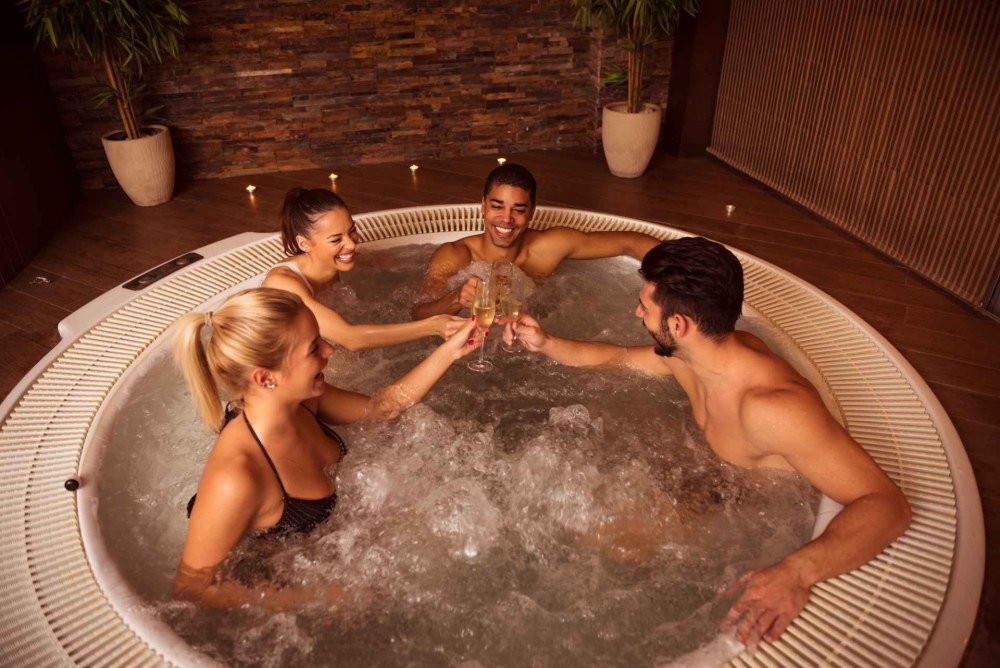 Fille avec un homme dans un jacuzzi