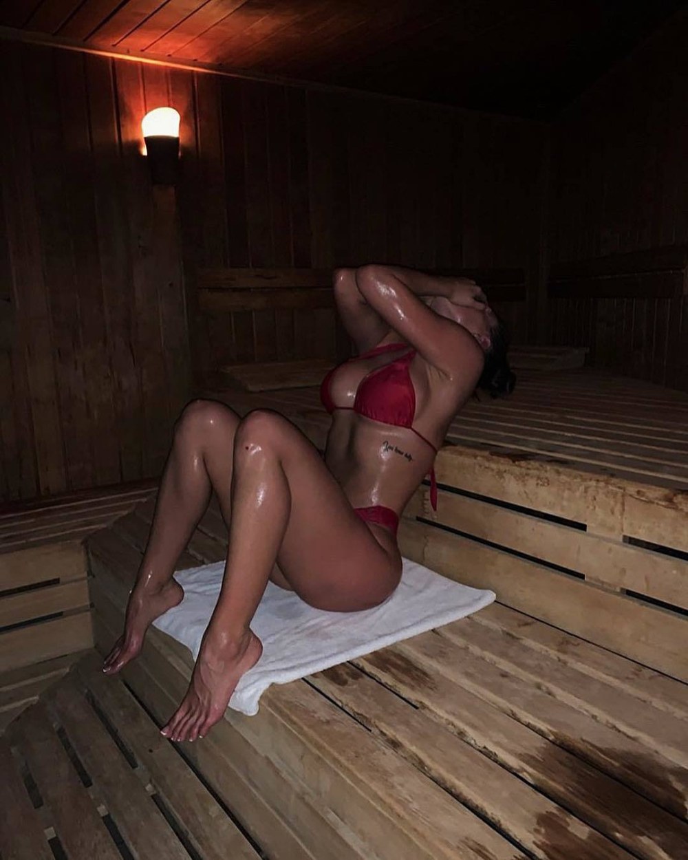 Filles dans le sauna amateur