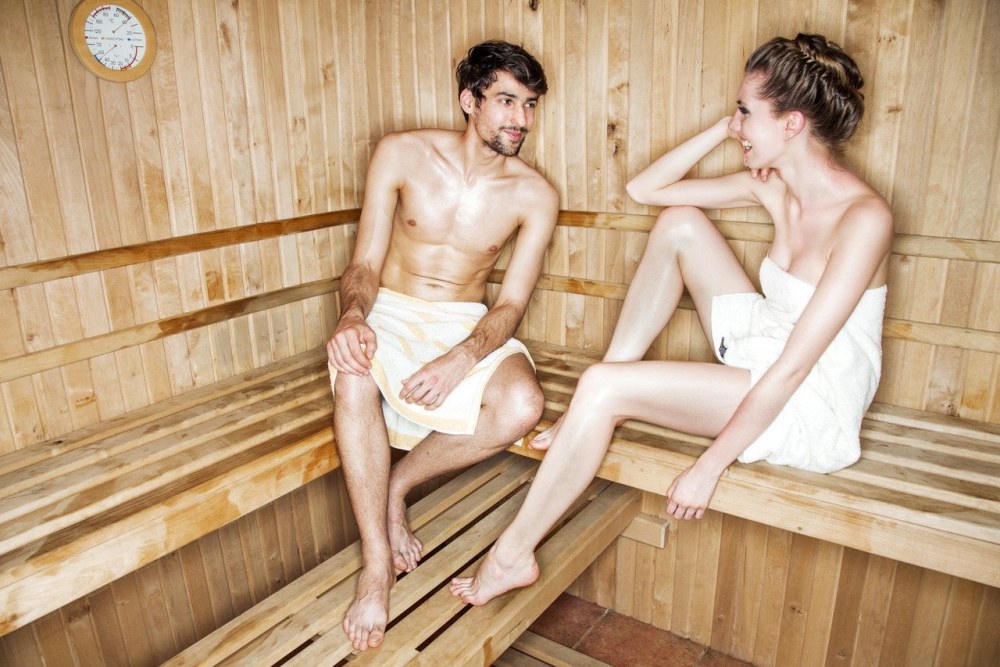 Garçons avec des filles dans le sauna