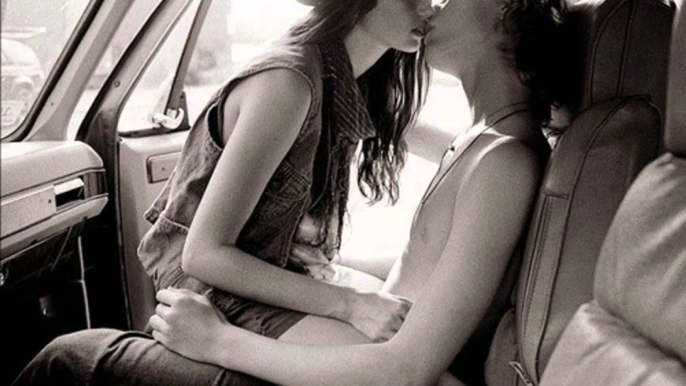 Fille aux pieds d'un homme