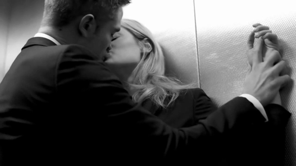 Dior Homme avec Robert Pattinson dans l'ascenseur