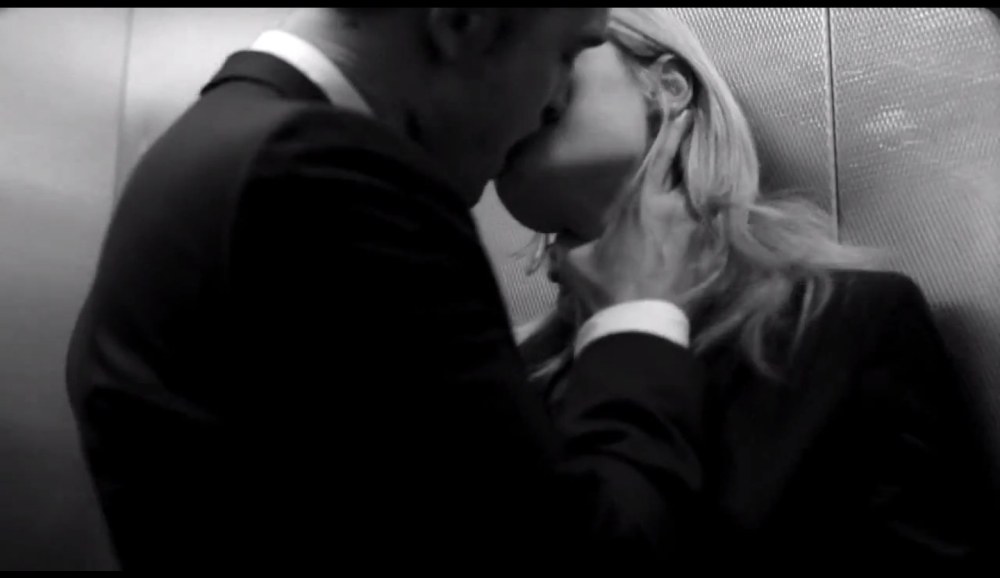 Dior Homme avec Robert Pattinson dans l'ascenseur