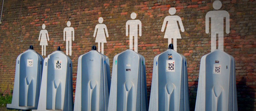 Pisser les femmes dans la salle de bain