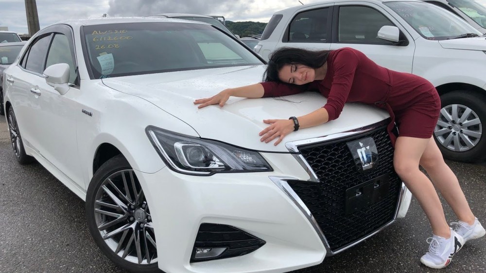 Fille sous la voiture