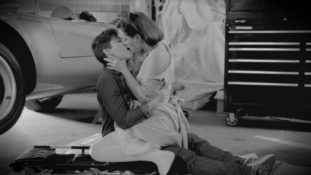 Femmes nues dans une voiture privée