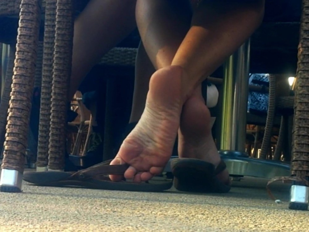 Embrasser les jambes en sandales