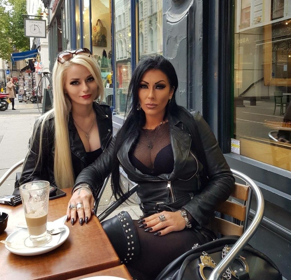 Kiara mia en latex et dans la peau