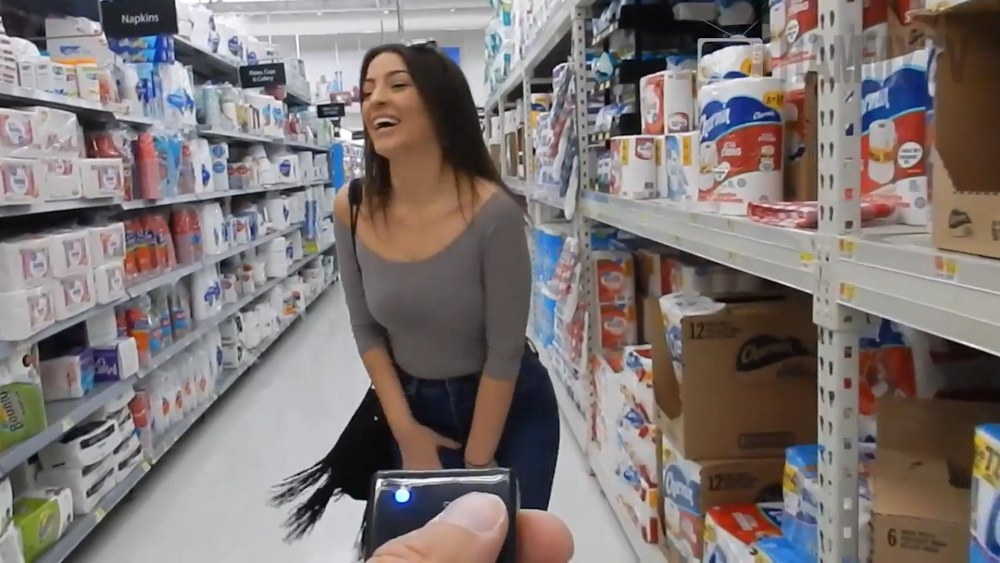 Fille avec boulettes dans le magasin