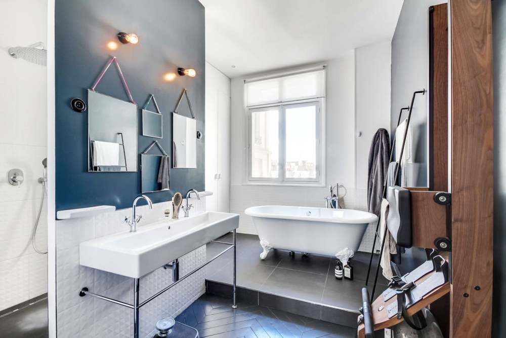 Salle de bain avec des mélangeurs blancs