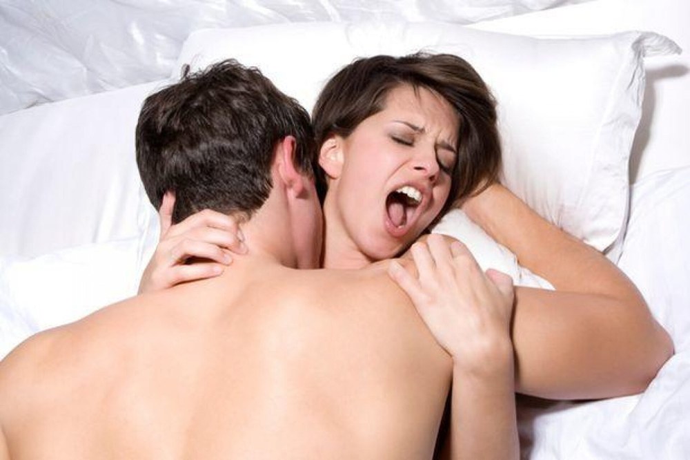 Homme et femme au lit