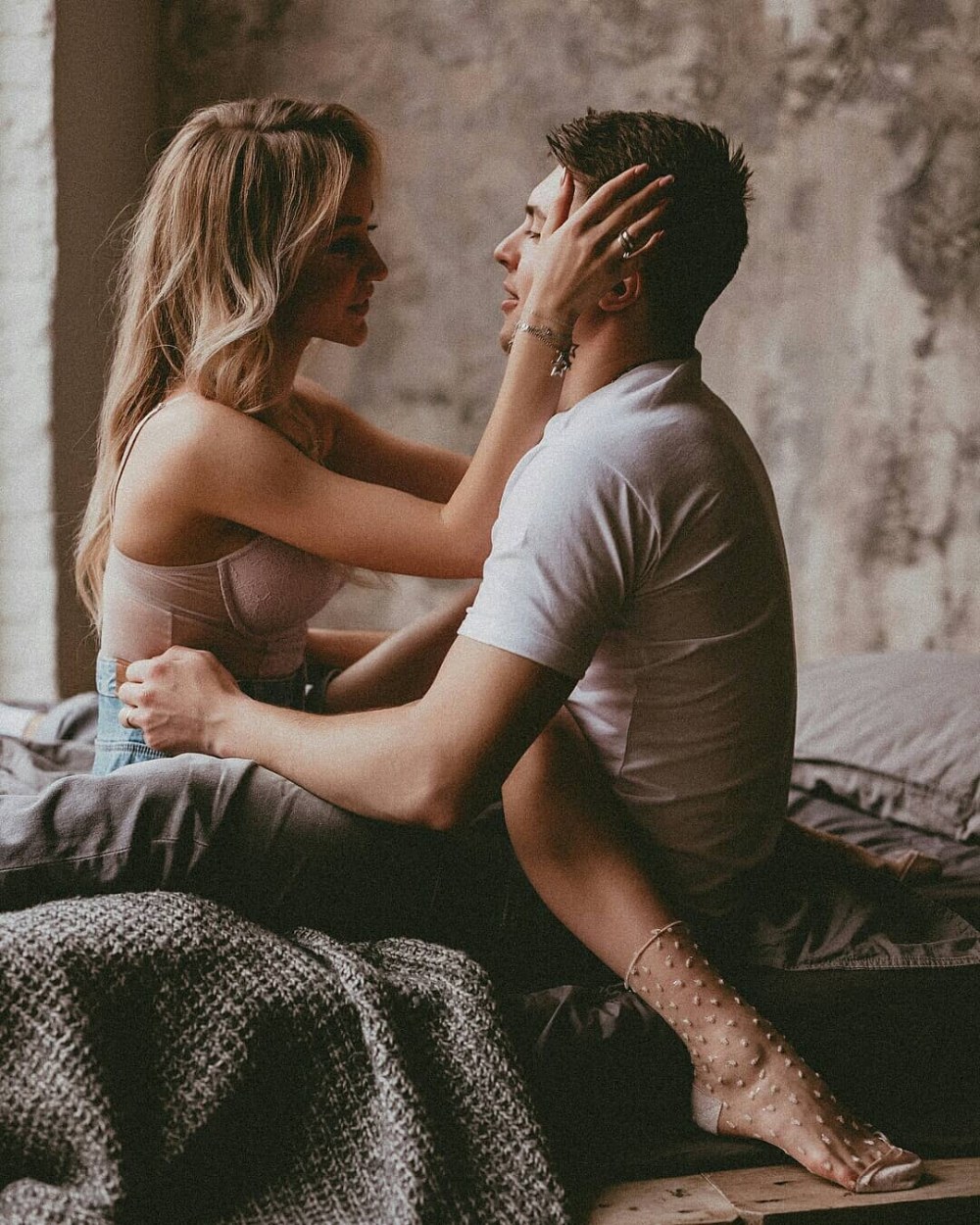Toucher un homme à une femme