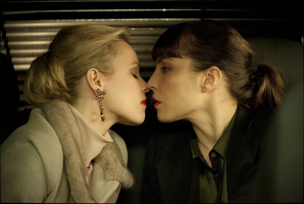 Numi Rasas et Rachel Macadams s'embrassent