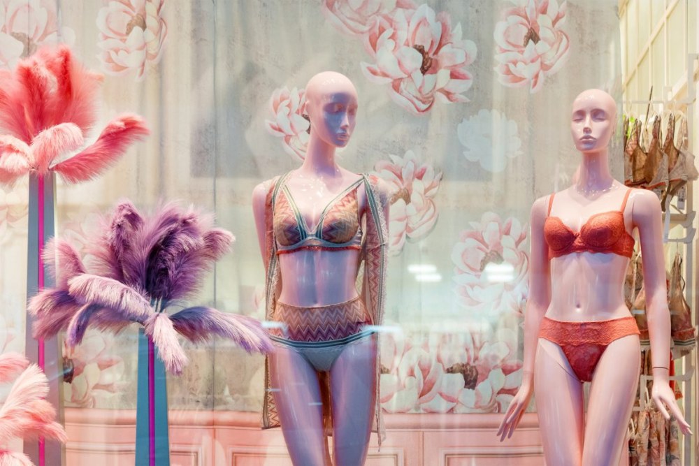 Sous-vêtements inférieurs dans un mannequin dans un magasin