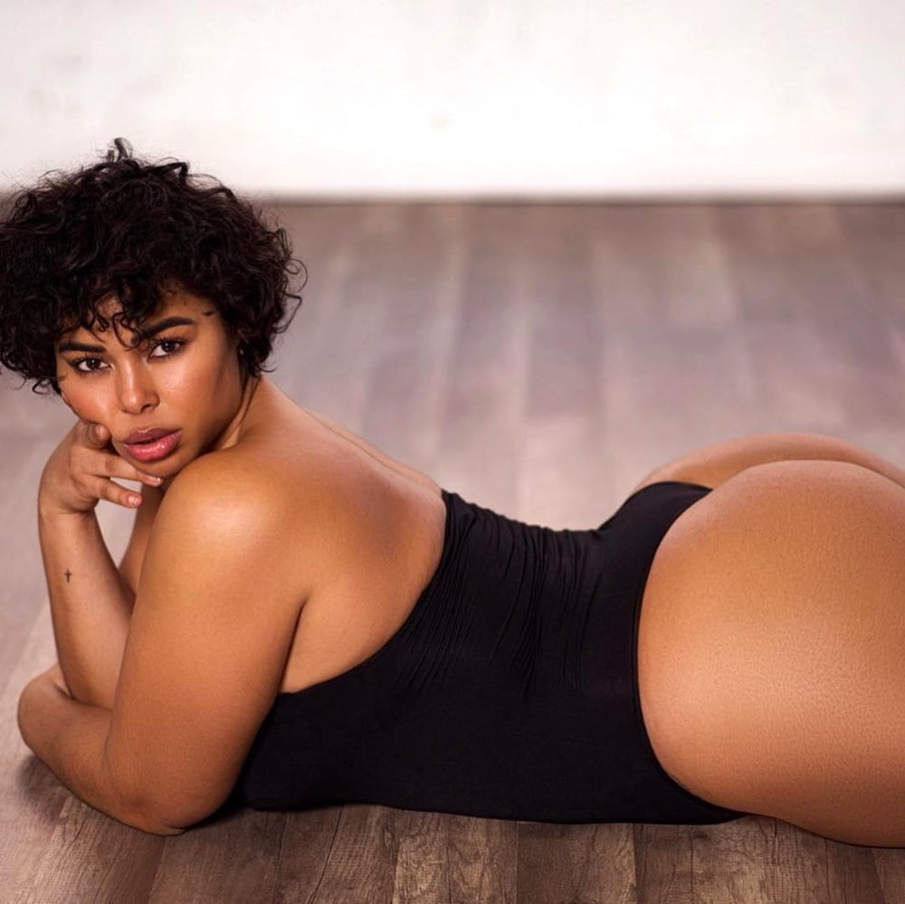 Femmes noires aux hanches larges