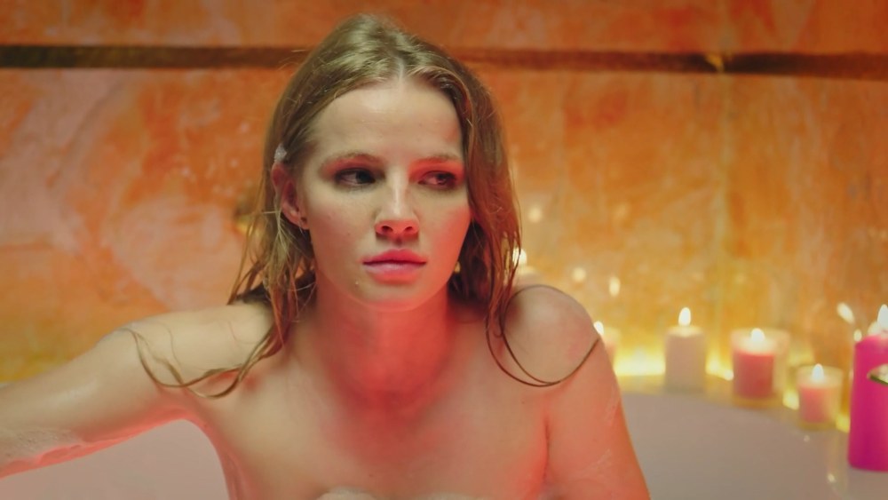 Maria Ulyanova nue dans la cuisine de la série